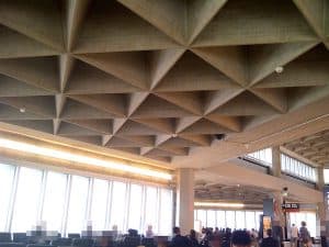 Soffitto strutturale e acustico dell'aeroporto