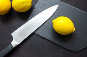 Fotografía del limón cerca del cuchillo de cocina