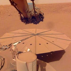 I pannelli solari del rover InSight della NASA sono pieni di polvere