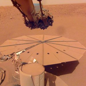 Solarpaneele des NASA-Rovers InSight voller Staub