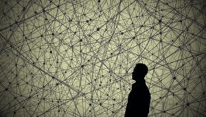 Una complessa rete di percorsi intrecciati rappresenta l'intricato Traveling Salesman Problem, un rompicapo NP-hard. In primo piano, una figura solitaria riflette sulla sfida, con un'espressione di profonda contemplazione. Lo sfondo è un caleidoscopio di forme geometriche e linee, che simboleggiano la complessità computazionale del problema. I toni tenui trasmettono la serietà del compito, mentre l'illuminazione strategica proietta ombre drammatiche, sottolineando la profondità del problema. La scena complessiva evoca un senso di tensione analitica, invitando lo spettatore ad approfondire le complessità di questa iconica sfida di ottimizzazione.